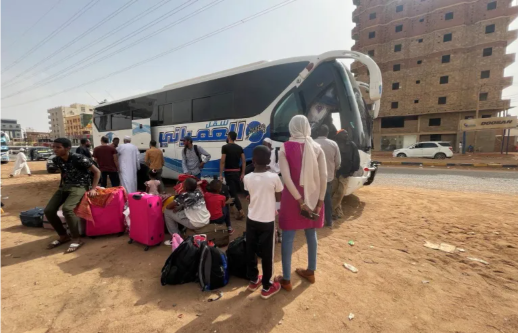 250 ألف سوداني فروا إلى دول الجوار هربا من هجمات الدعم السريع 1 فرار السودانيين من هجمات الدعم السريع