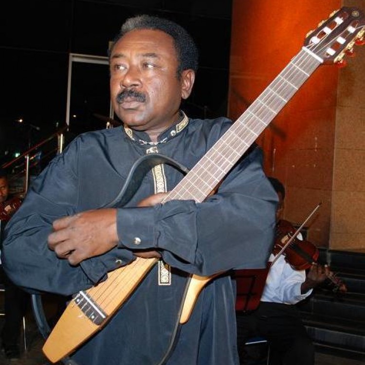 الموسيقار الدكتورالفاتح حسين عميد كلية الموسيقي