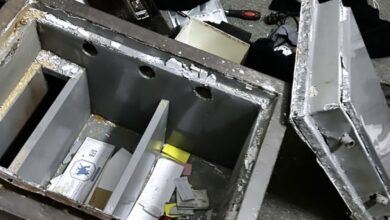 بالصور… قوات الدعم السريع تنهب خزن الأموال في البيوت بواسطة غاز اللحام 8 قوات الدعم السريع تنهب خزن الأموال في البيوت بواسطة غاز اللحام