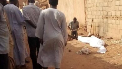 بسبب الاشتباكات العنيفة ..أهالي حي المسالمة بأم درمان يدفنون موتاهم في الشوارع بدلا من المقابر
