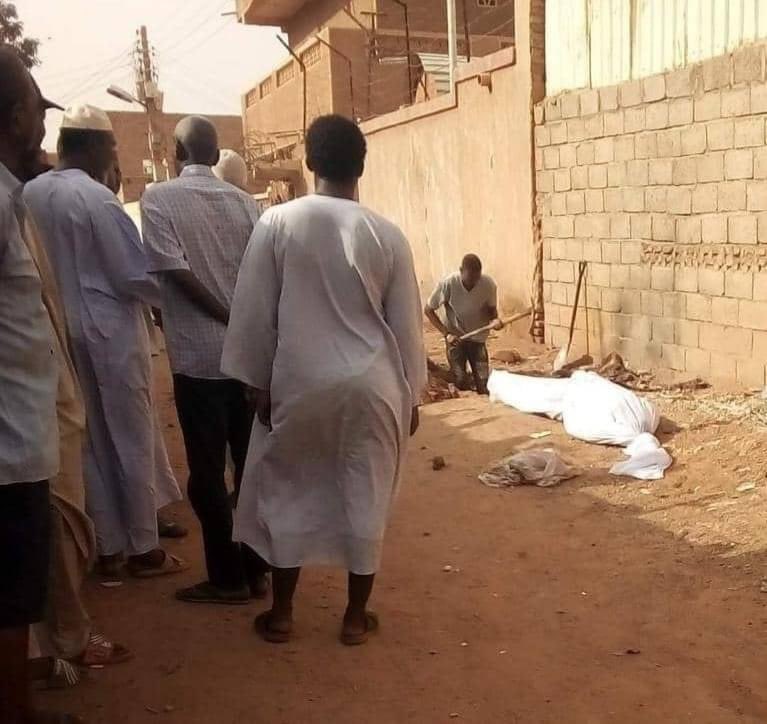 بسبب الاشتباكات العنيفة… أهالي حي المسالمة بأم درمان يدفنون موتاهم في الشوارع بدلا من المقابر 1 بسبب الاشتباكات العنيفة ..أهالي حي المسالمة بأم درمان يدفنون موتاهم في الشوارع بدلا من المقابر
