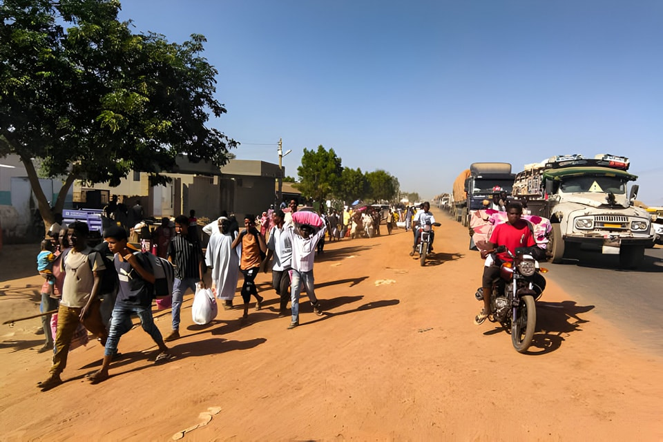 شاهد بالصور والفيديو .. حركة نزوح من ود مدني بعد هجوم الدعم السريع 4 image 10