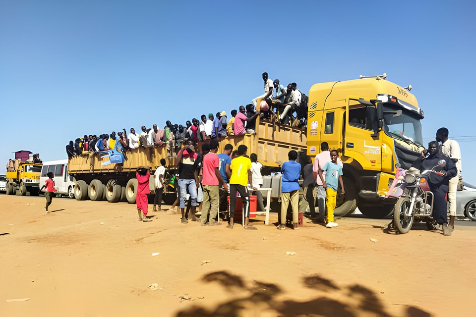 شاهد بالصور والفيديو .. حركة نزوح من ود مدني بعد هجوم الدعم السريع 5 image 11