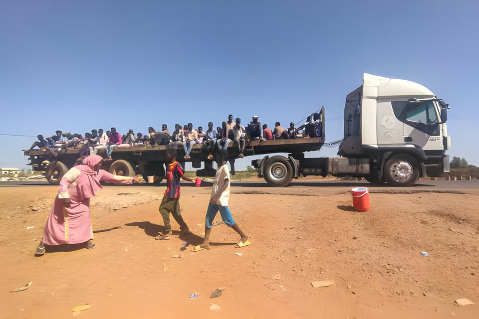 شاهد بالصور والفيديو .. حركة نزوح من ود مدني بعد هجوم الدعم السريع 3 image 9