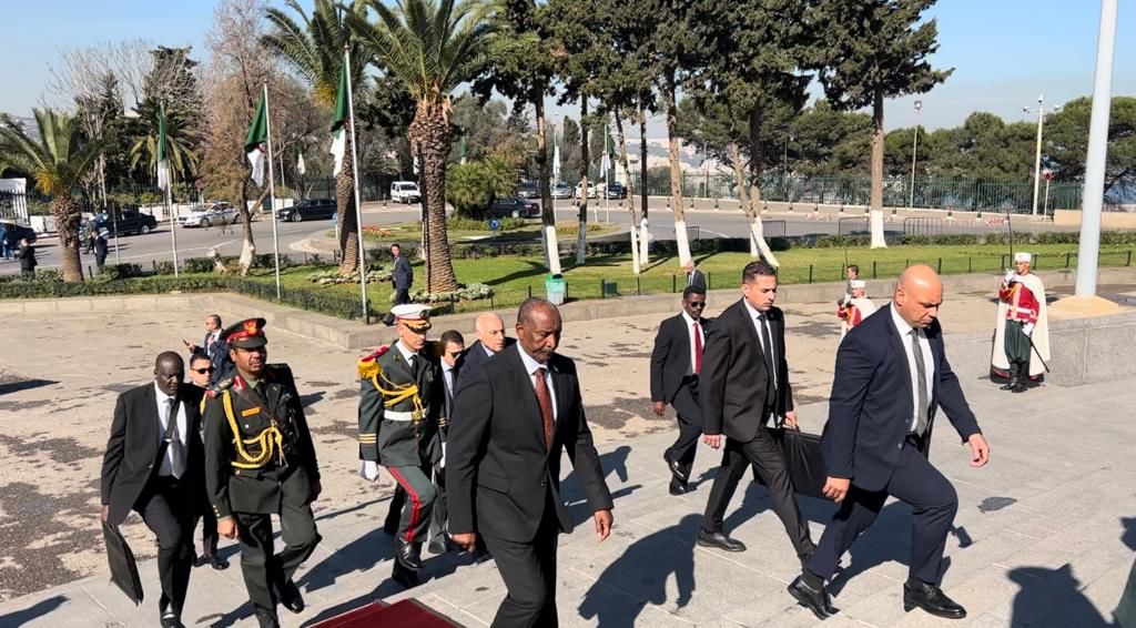 في مؤتمر صحفي مشترك بين البرهان وتبون يؤكدان رغبتهما في تعزيز أليات التعاون الثنائي بين البلدين 9 IMG 20240128 WA0089