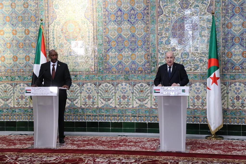 في مؤتمر صحفي مشترك بين البرهان وتبون يؤكدان رغبتهما في تعزيز أليات التعاون الثنائي بين البلدين 3 IMG 20240128 WA0142